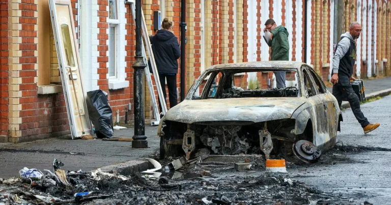 Ministern om oroligheterna i Belfast: ”Rasism”