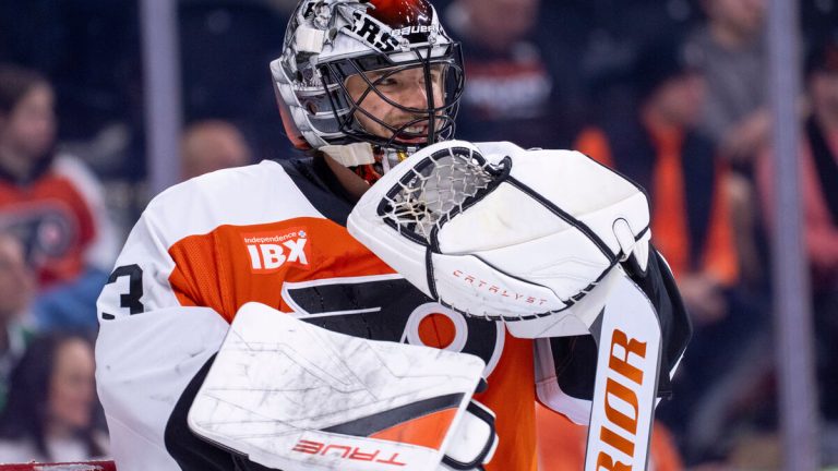 Flyers byter ut Sveriges VM-målvakt Samuel Ersson mot Joseph Woll i bytesaffär med Maple Leafs
