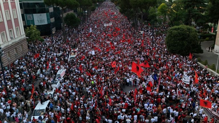 Tusentals protesterar mot Kushners hotell i Tirana på grund av upplevd korruption