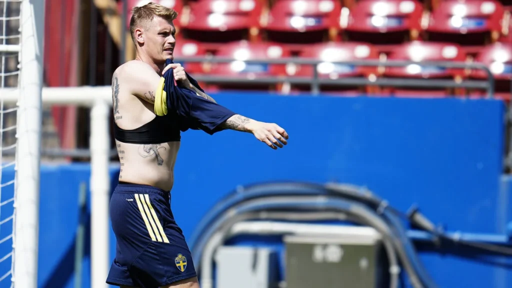 Backen övervakar Sveriges träning inför VM-match mot Nederländerna i Houston