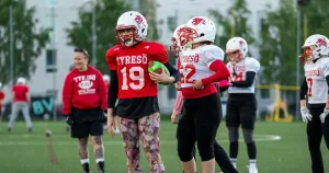 Ministern testade amerikansk fotboll – drog korsbandet