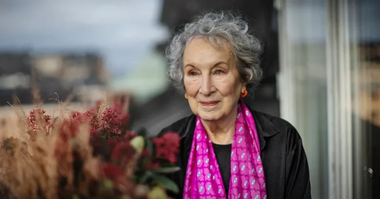 Margaret Atwood observerar sitt 87-åriga liv med gott humör
