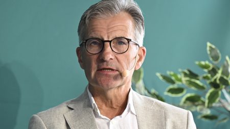 Riksbankschef orolig, säger att vi måste varna i tid