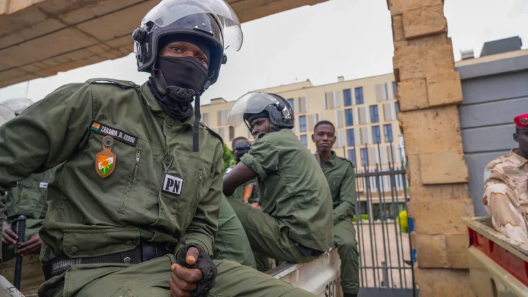 Minst 13 döda i islamistisk attack mot Diori Hamani-flygplatsen i Niamey, Niger