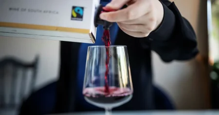 Alf Tumble: Det kan du tänka på när du handlar vin i sommar