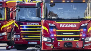 Brand i flerfamiljshus i Märsta sprider sig till taket