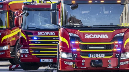 Brand i flerfamiljshus i Märsta sprider sig till taket