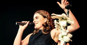 Mitt i VM-yran gör Bella Leonette ett försök till en klassisk sommarhit