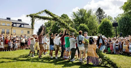 Ostadigt midsommarväder – men hopp om sol i söder