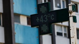 Värmebölja fortsätter plåga Europa när Frankrike och Italien utfärdar röda varningar