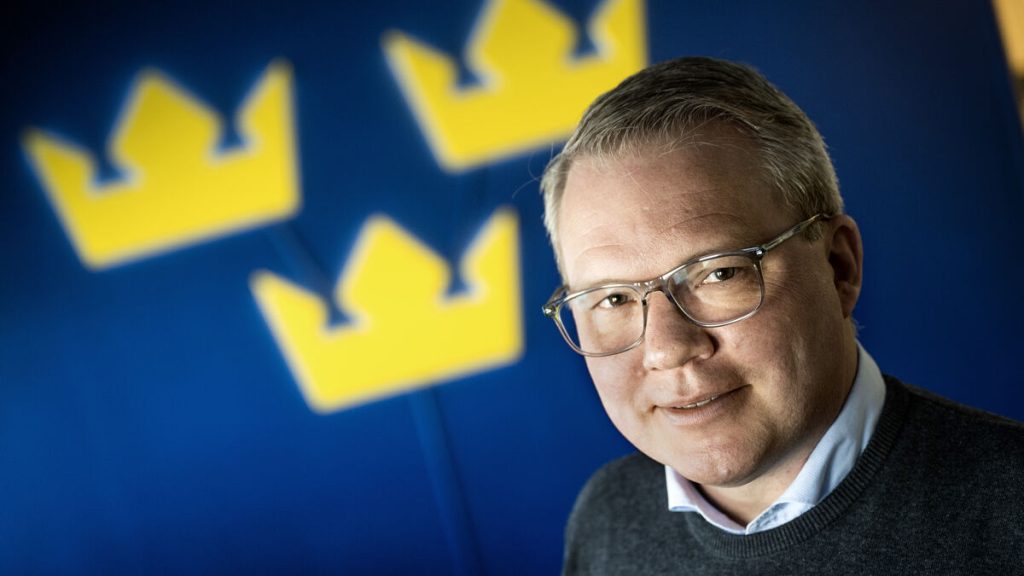 Here’s the title rewritten in Swedish:
”Larsson fortsätter med ett uppdrag han brinner för”
Alternative versions:
– ”Larsson fortsätter sitt passionerade uppdrag”
– ”Larsson fortsätter med en mission han brinner för”