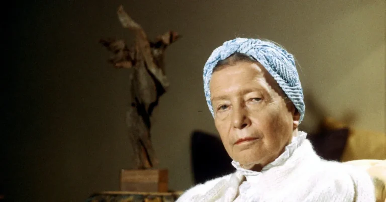 Simone de Beauvoir gör upp med den egna, krävande elitismen