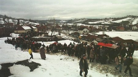 Kosovo arresterar fem serber misstänkta för massaker 1999