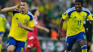 The user wants me to translate an English title into Swedish. Let me break down the title:
”Ayari after World Cup debut success: a feeling you can’t describe”
Key elements:
Ayari (name – stays the same)
after World Cup debut success
a feeling you can’t describe
In Swedish:
”after” = ”efter”
”World Cup” = ”VM” (Världsmästerskapet, but commonly abbreviated as VM)
”debut” = ”debut” (same word used in Swedish)
”success” = ”succé” or ”framgång”
”a feeling” = ”en känsla”
”you can’t describe” = ”man inte kan beskriva” or ”som inte går att beskriva”
Let me construct a natural-sounding Swedish title:
”Ayari efter VM-debut-succén: en känsla man inte kan beskriva”
or
”Ayari efter lyckad VM-debut: en känsla som inte går att beskriva”
The first option flows better and is more newspaper-title like.
Ayari efter VM-debut-succén: en känsla man inte kan beskriva