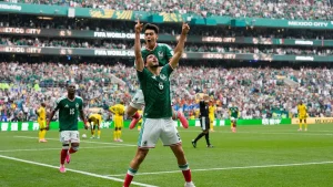 Mexico tillrättavisades – tre röda kort i VM-premiären