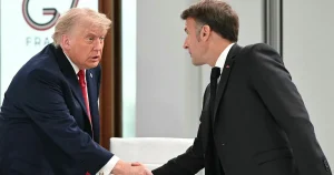 Erik de la Reguera: Macron undvek en krasch – med en fest på slottet
