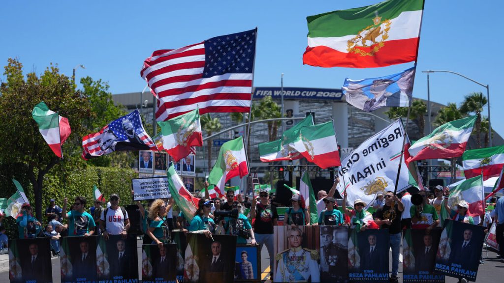 Demonstration inför Irans VM-premiär i Los Angeles