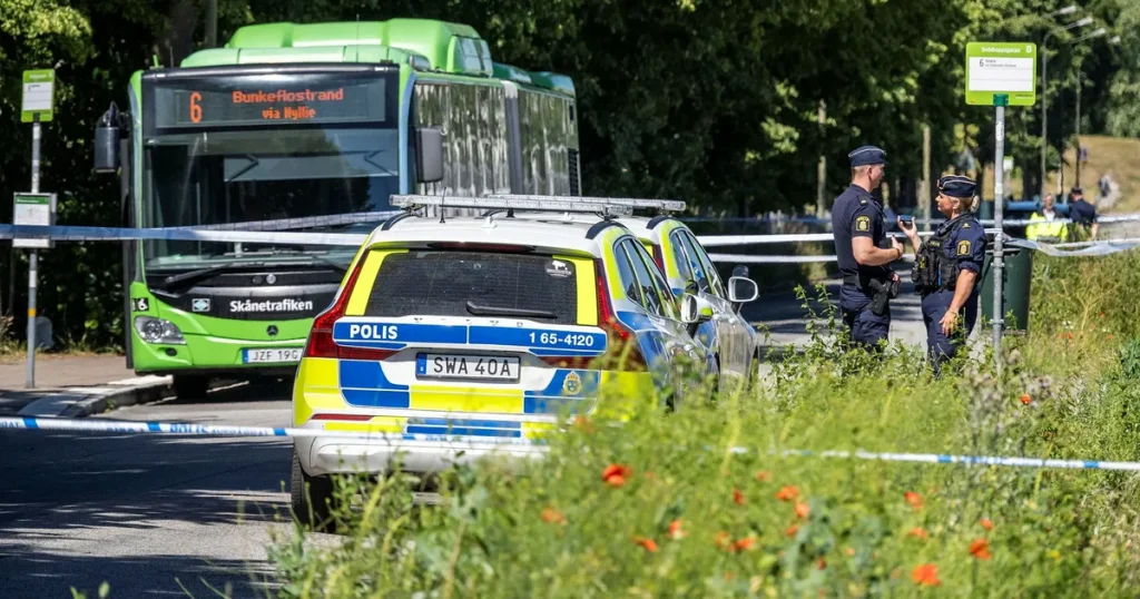 Två tonåringar livshotande skadade efter knivskärning på buss