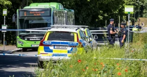 Två tonåringar livshotande skadade efter knivskärning på buss