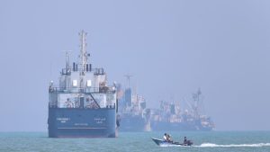 Ett fåtal fartyg med svenska intressen fortfarande fast i Hormuz sund