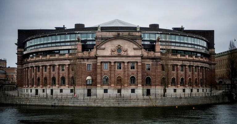 Poliskälla: ”Många lagringsenheter att gå igenom”