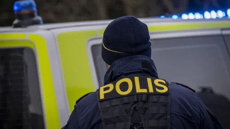 Polis som kroppsvisiterade man på gym efter försvunnen telefon dömd för tjänstefel