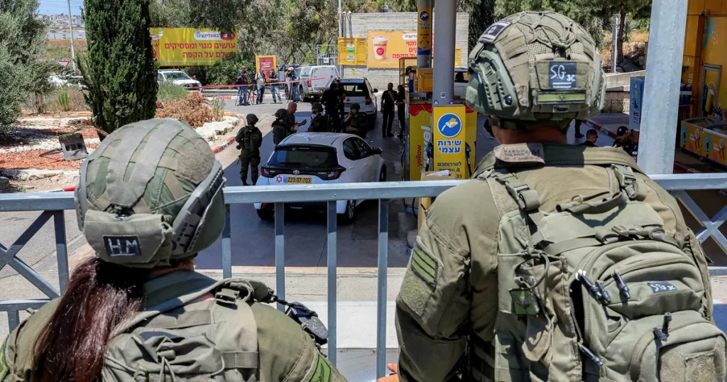 Misstänkt terror i Israel – skott på flera platser