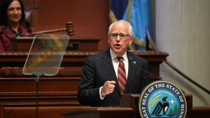 Federal domare avvisar justitiedepartementets stämning mot Tim Walz
