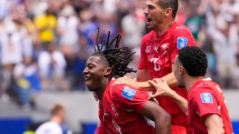 Inbytta spelarnas framgång säkrar seger för Schweiz i VM
