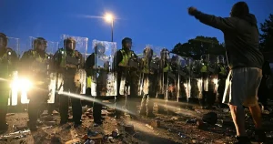 Demonstranter attackerade polis i Southampton