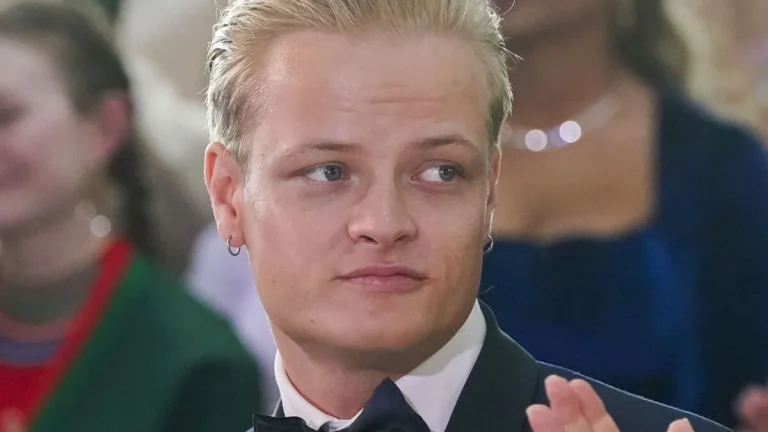 Marius Borg Høiby säger att han vill gå ut och finnas där för sin mamma efter att ha begärt att fotbojorna ska tas bort