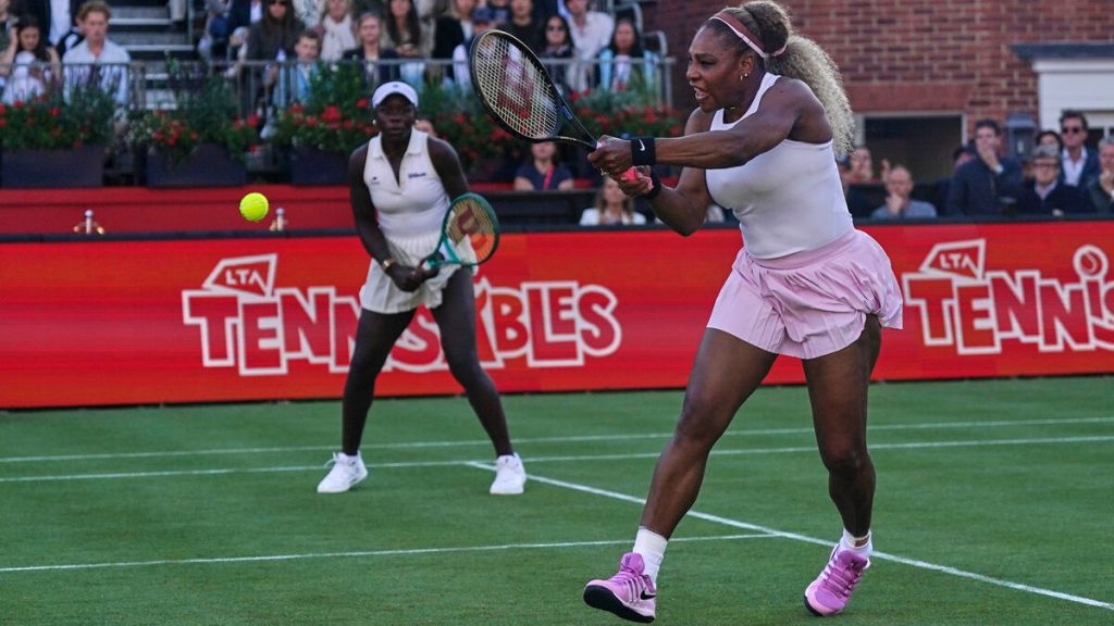 Serena Williams drar sig ur Queen’s genom walkover efter att partner Victoria Mboko skadats
