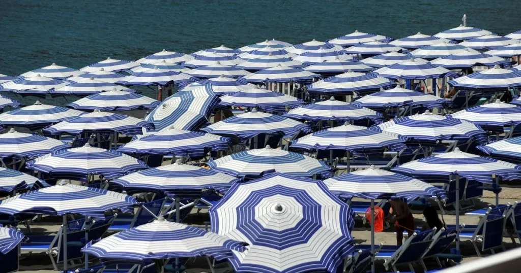 Parasollförbud på italiensk strand väcker het debatt