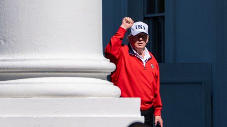 US:s justitiedepartement pausar kritiserat fond på nästan 1,8 miljarder dollar för Trump-allierade
Or a slightly more natural variation:
US:s justitiedepartement pausar kritiserad fond på nästan 1,8 miljarder dollar till Trump-allierade