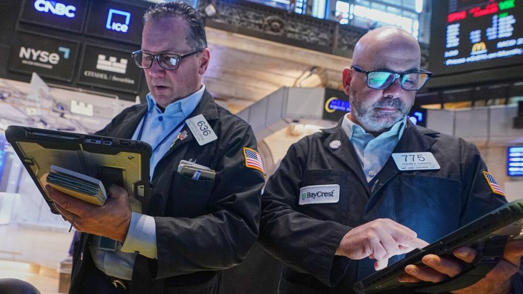 Översättning till svenska:
Wall Street faller efter Trumps hot mot Iran och stigande inflation