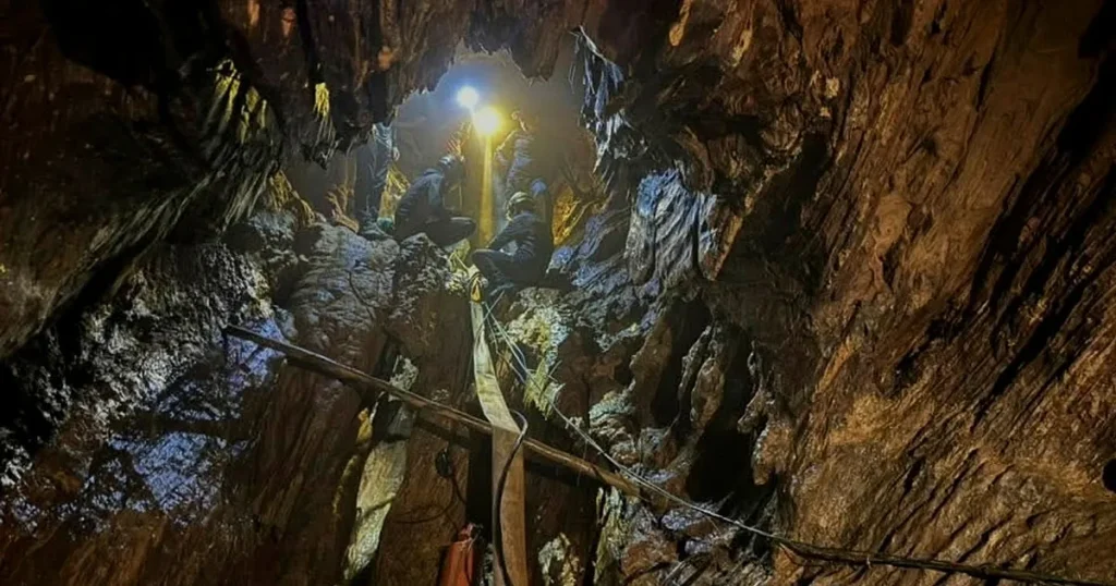 Desperat kapplöpning mot tiden för att rädda instängda i grotta