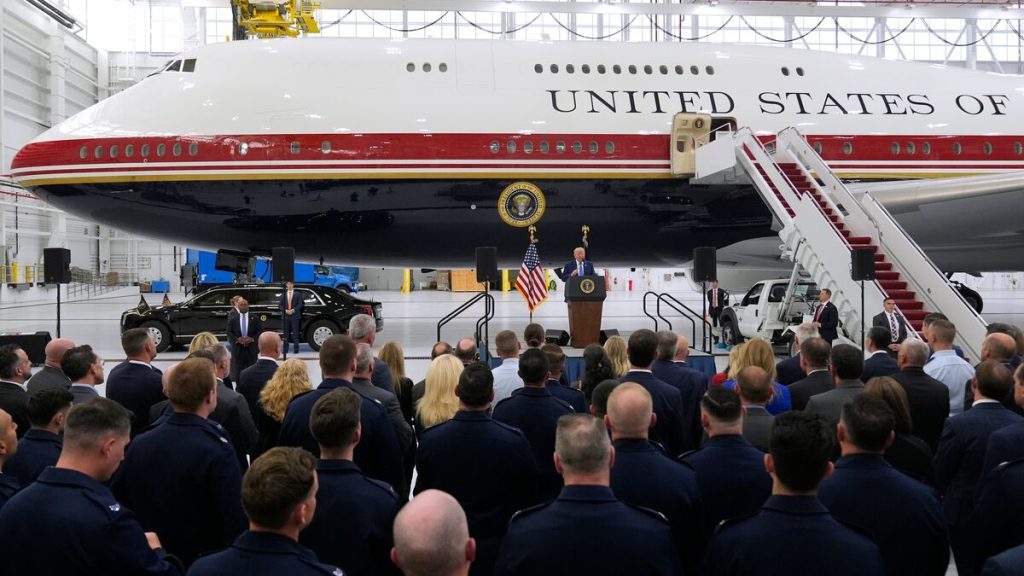 Trump visar upp flygande Vita huset-presidentplan som gåva från Qatar