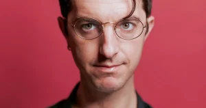 Han granskar hipsterlivets perfektion med klinisk blick