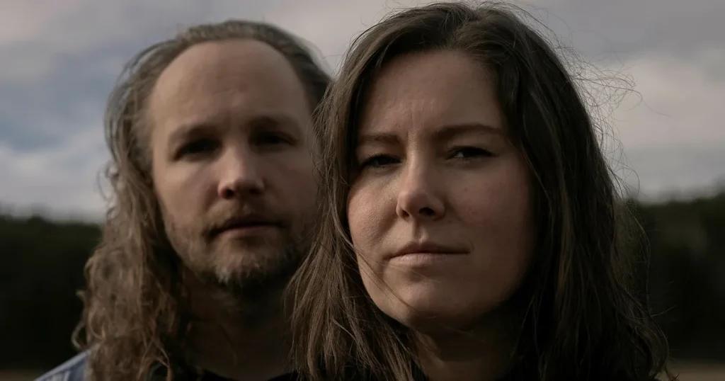 Folkmusikduon så rotad i sitt arv att de kan ta ut svängarna