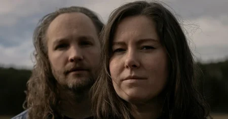 Folkmusikduon så rotad i sitt arv att de kan ta ut svängarna