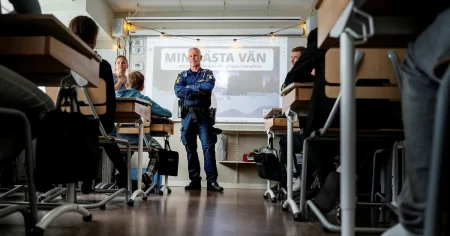 Polisen rustar barn inför sommarlovet – tar gängsnacket med femteklassare