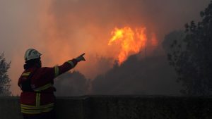 Utländskt bistånd anländer när allvarlig skogsbrand sprider sig i Portugal