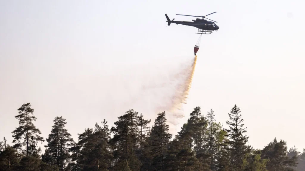 Mycket hög brandrisk över stora delar av Sverige när hett, torrt väder fortsätter