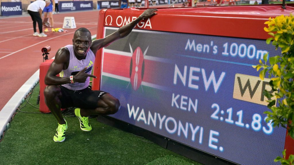 Emmanuel Wanyonyi slår 26 år gammalt världsrekord på 1 000 meter i Monaco, säger att han är lycklig
