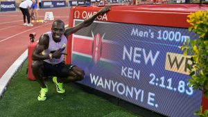 Emmanuel Wanyonyi slår 26 år gammalt världsrekord på 1 000 meter i Monaco, säger att han är lycklig