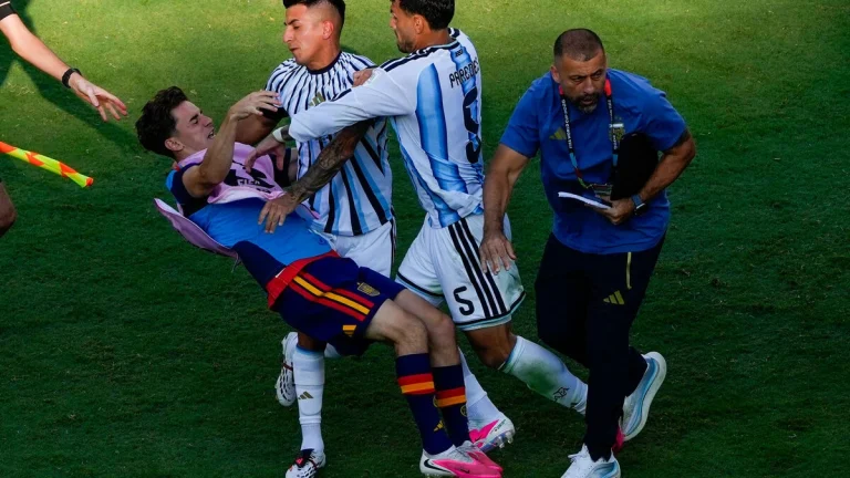 Argentina riskerar FIFA-straff efter VM-bråk och Falklandsbanner