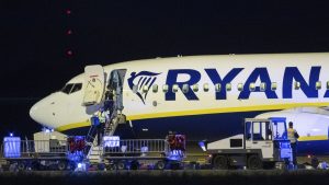 Man nästan utsugd genom Ryanair-fönster efter att det krossats mitt under flygning