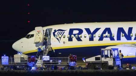 Man nästan utsugd genom Ryanair-fönster efter att det krossats mitt under flygning