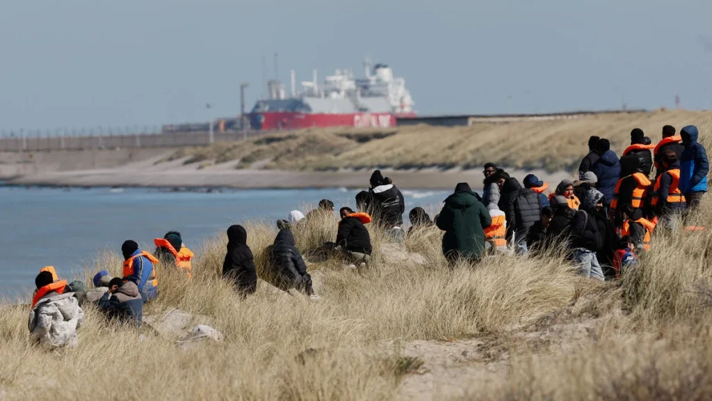 Båt med rekordstora 128 migranter når engelsk kust