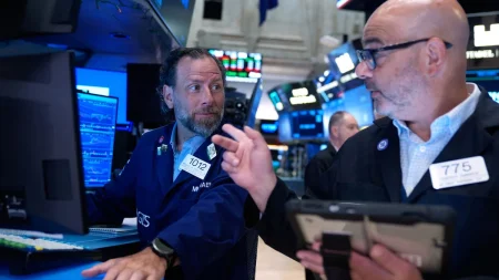 Wall Street studsar tillbaka när chipaktier leder uppgången